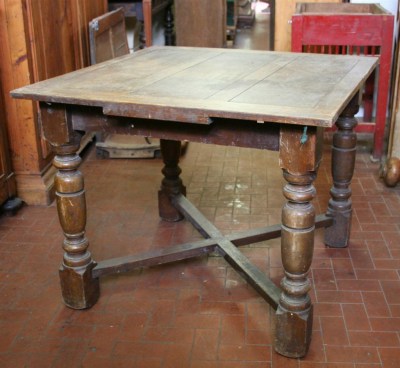 Tavolo in noce con gamba tornita